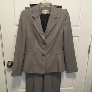Le Suit gray women’s pants suit size 8